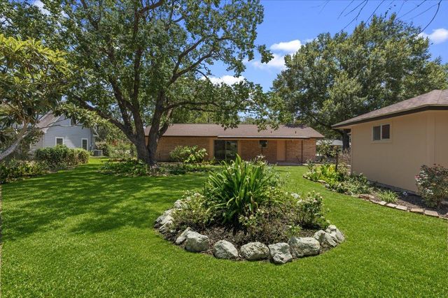 1415 NE Whitehead ST, Smithville, TX 78957