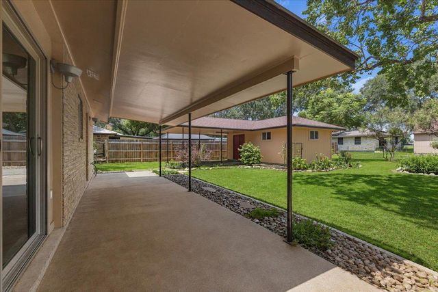 1415 NE Whitehead ST, Smithville, TX 78957