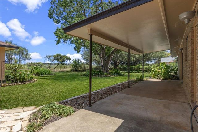 1415 NE Whitehead ST, Smithville, TX 78957