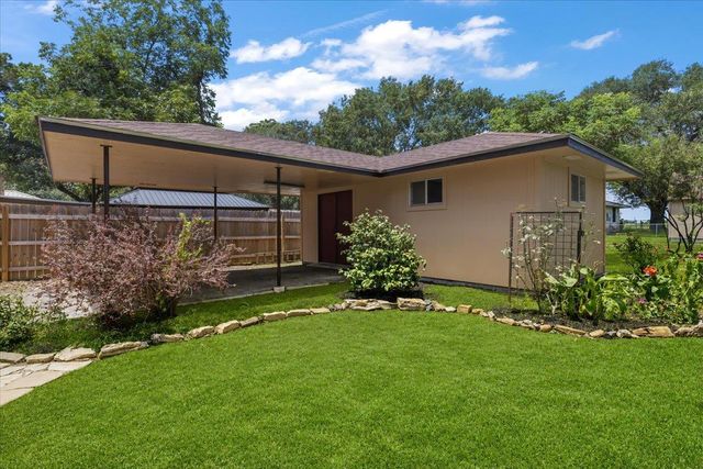 1415 NE Whitehead ST, Smithville, TX 78957