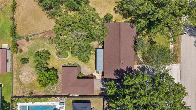 1415 NE Whitehead ST, Smithville, TX 78957