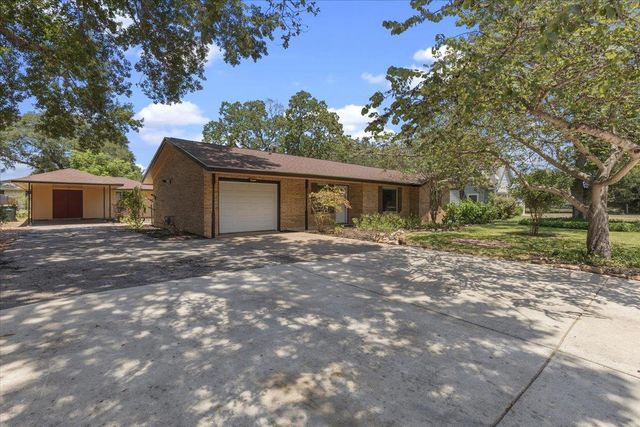 1415 NE Whitehead ST, Smithville, TX 78957
