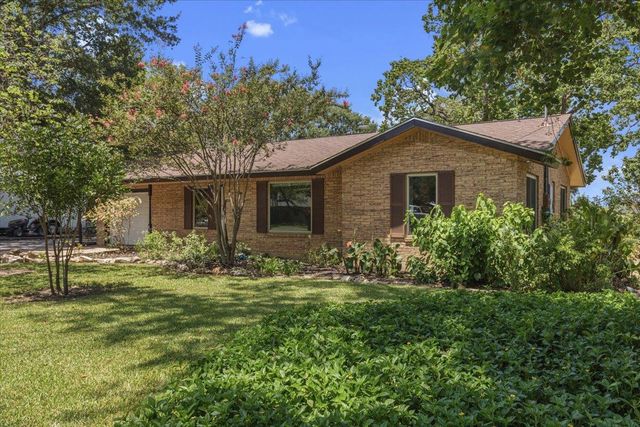 1415 NE Whitehead ST, Smithville, TX 78957