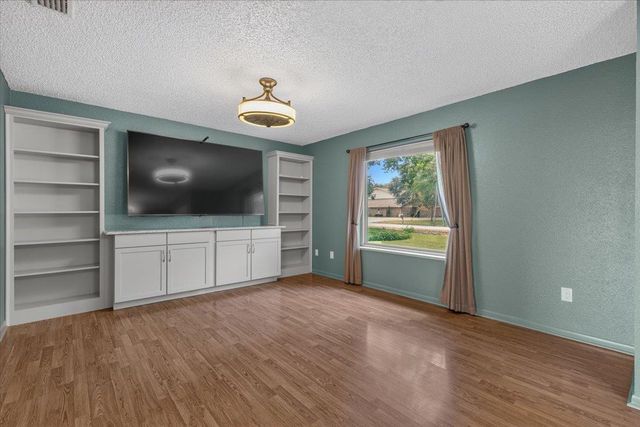 1415 NE Whitehead ST, Smithville, TX 78957