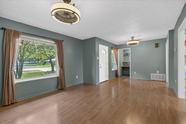 1415 NE Whitehead ST, Smithville, TX 78957
