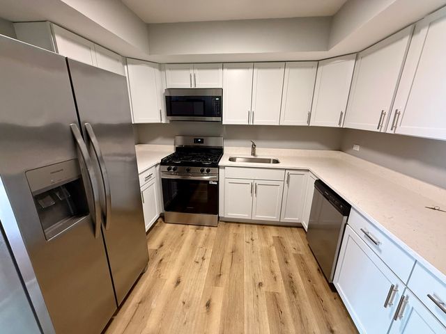 145 Dover Drive 14, Des Plaines, IL 60018