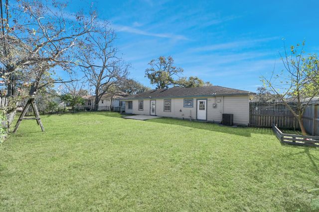 102 Live Oak Avenue, Baytown, TX 77520