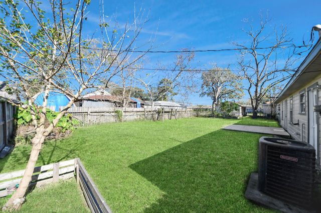 102 Live Oak Avenue, Baytown, TX 77520