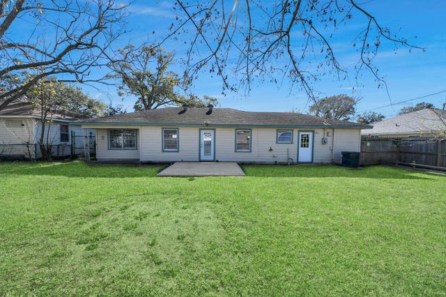 102 Live Oak Avenue, Baytown, TX 77520