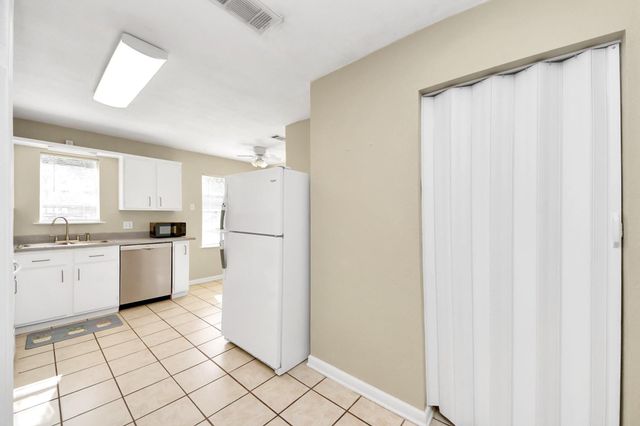 102 Live Oak Avenue, Baytown, TX 77520