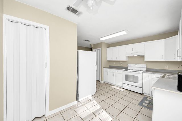 102 Live Oak Avenue, Baytown, TX 77520