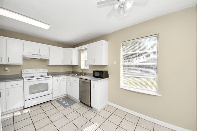 102 Live Oak Avenue, Baytown, TX 77520