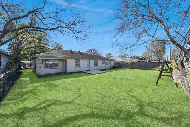 102 Live Oak Avenue, Baytown, TX 77520