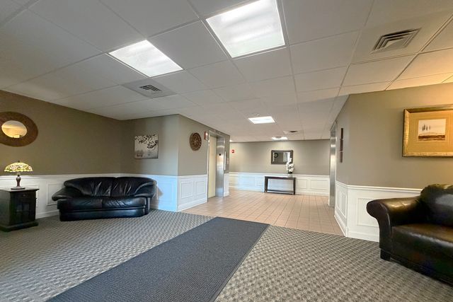 1365 Ashland Avenue 302, Des Plaines, IL 60016