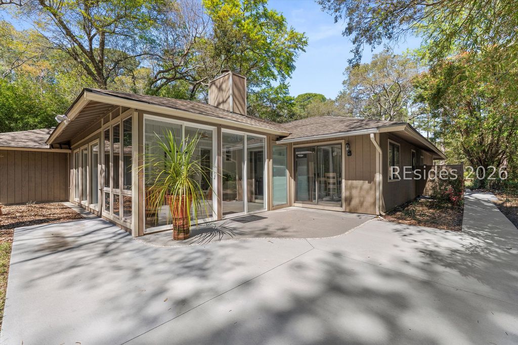 Image 16 of property listing at 50 Squiresgate Rd, Hilton Head Island, SC 29926