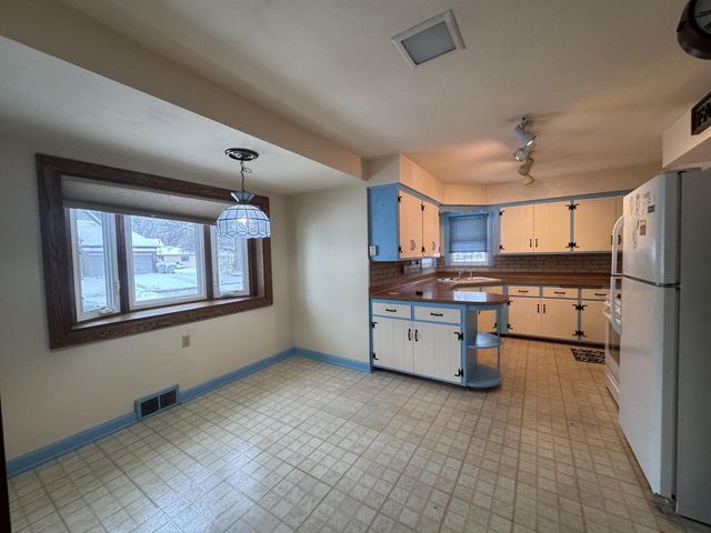 5300 W Euclid AVENUE, Milwaukee, WI 53219