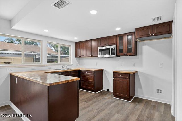 8207 KENSINGTON Square, Jacksonville, FL 32217