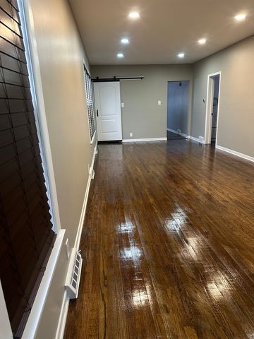 9801 S Exchange Avenue, Chicago, IL 60617