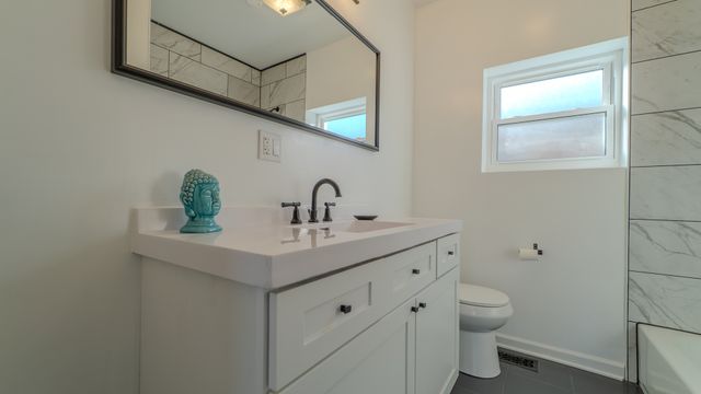 9801 S Exchange Avenue, Chicago, IL 60617