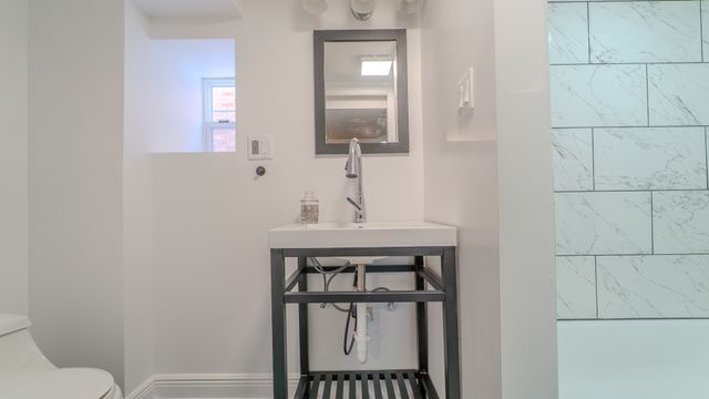 9801 S Exchange Avenue, Chicago, IL 60617