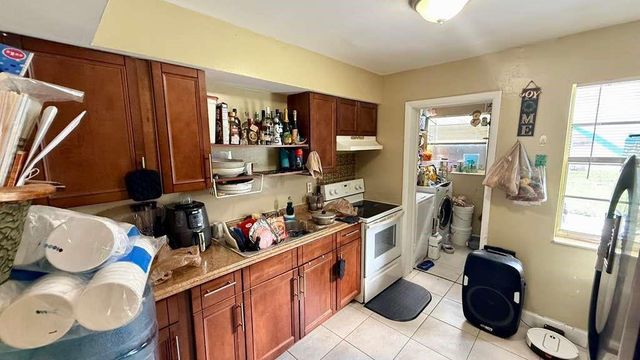 280 NE 40th Court, Oakland Park, FL 33334