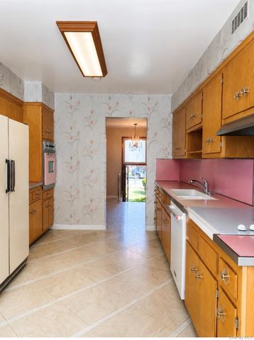 1209 Hempstead Avenue, Malverne, NY 11565