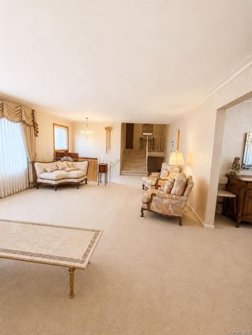 1209 Hempstead Avenue, Malverne, NY 11565