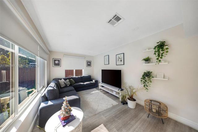 907 N Park Rd, Hollywood, FL 33021