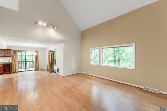 1317 LAKEVIEW DR, Cross Junction, VA 22625