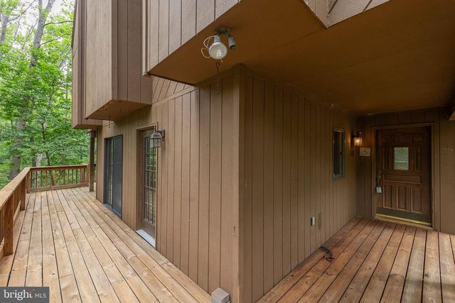 1317 LAKEVIEW DR, Cross Junction, VA 22625