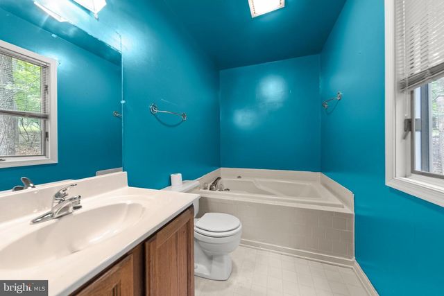 1317 LAKEVIEW DR, Cross Junction, VA 22625