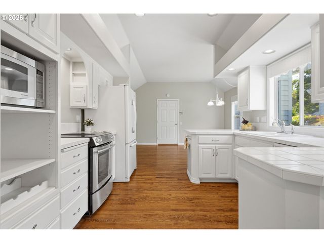 32237 Sw LAKE Dr, Wilsonville, OR 97070