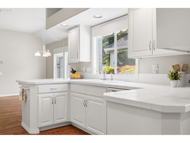 32237 Sw LAKE Dr, Wilsonville, OR 97070