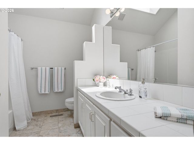 32237 Sw LAKE Dr, Wilsonville, OR 97070