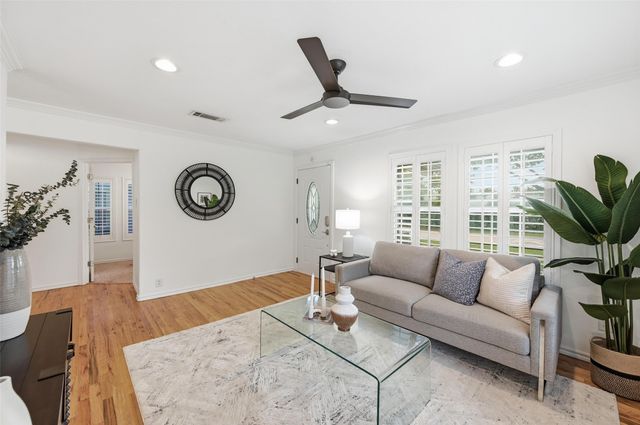 3816 Calmont Avenue, Fort Worth, TX 76107