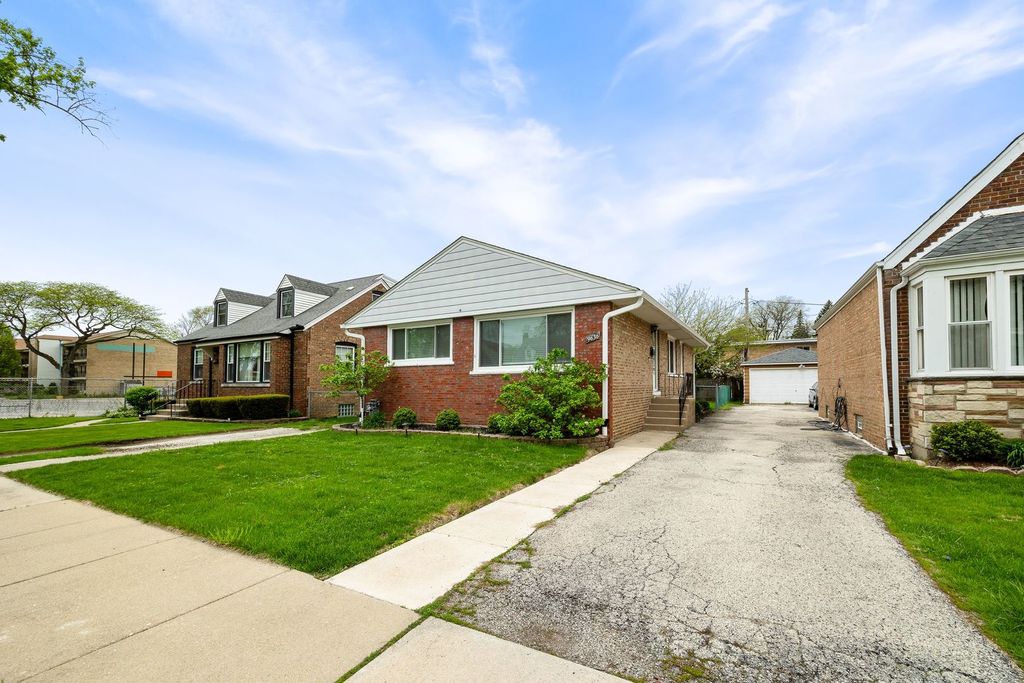 9636 S TROY Avenue, Evergreen Park, IL 60805