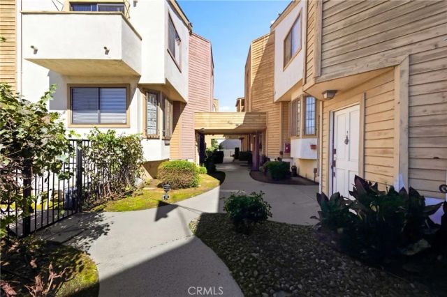 14715 Saticoy Street 14, Van Nuys, CA 91405