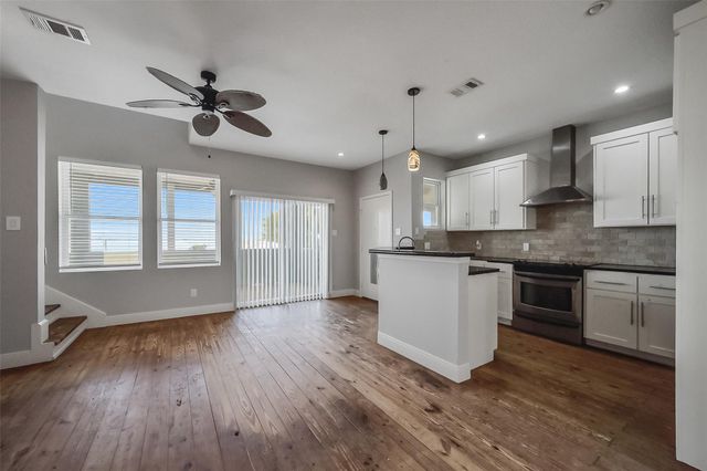 2507 Bay Oaks Harbor Drive, Baytown, TX 77523