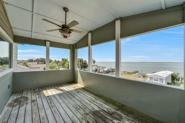 2507 Bay Oaks Harbor Drive, Baytown, TX 77523