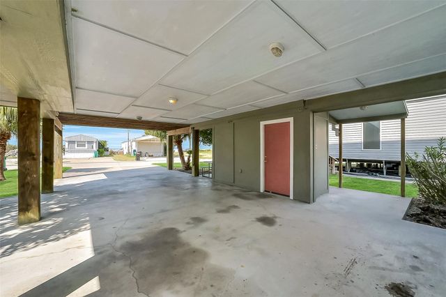 2507 Bay Oaks Harbor Drive, Baytown, TX 77523
