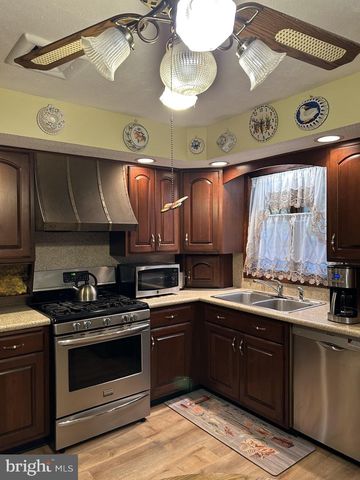 20 CORAL DR, Hamilton, NJ 08619