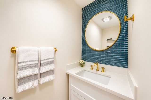 107 Choctaw Ridge Rd, Branchburg Twp., NJ 08876