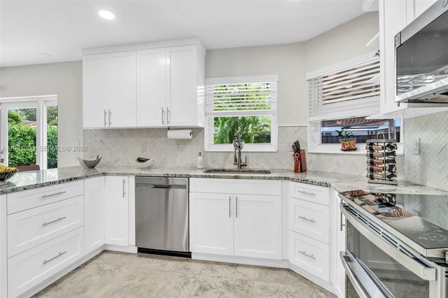 15726 SW 76th Ter, Miami, FL 33193