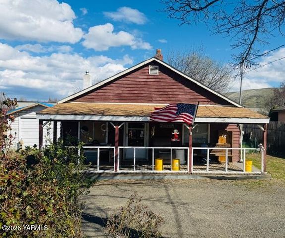 513 S 3rd St, Selah, WA 98942
