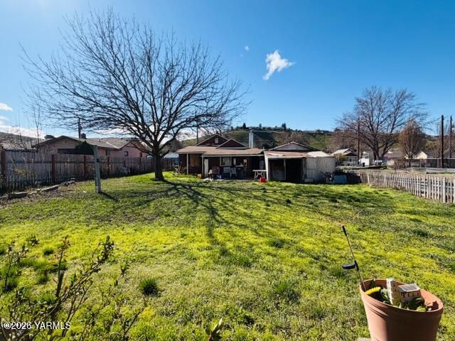 513 S 3rd St, Selah, WA 98942