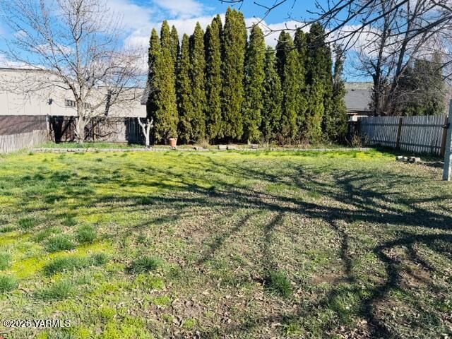 513 S 3rd St, Selah, WA 98942