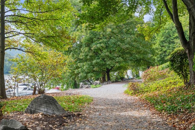 7 Waterside Place, Washington's Landing, PA 15222