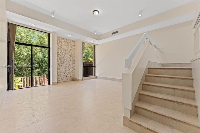 2525 NE 135th St, North Miami, FL 33181
