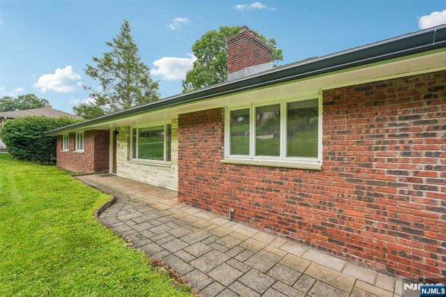 31 Surrey Drive, Wayne, NJ 07470