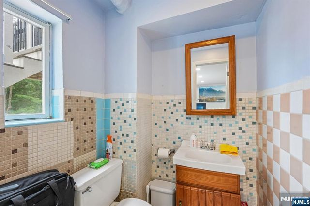 31 Surrey Drive, Wayne, NJ 07470